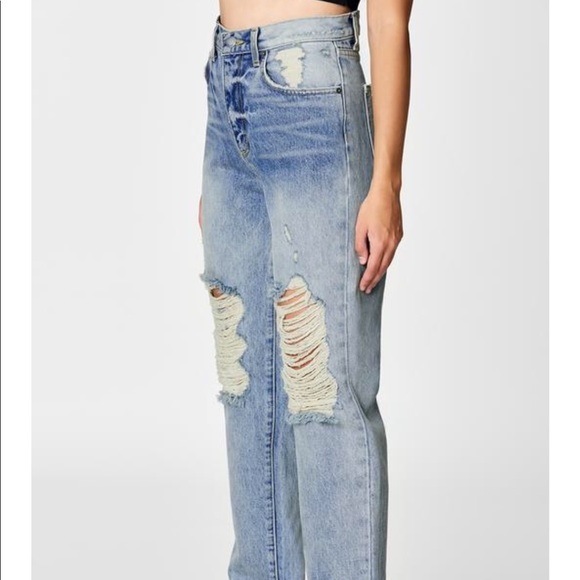 Cute high wasted blue denim jeans with rips
